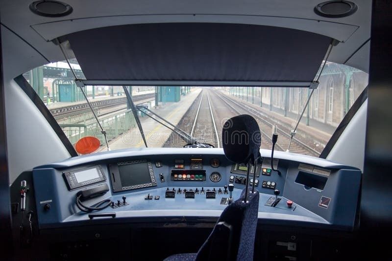 Moderne Führerkabine eines Zuges mit Bedienpult und Gleisblick