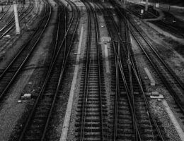 Schwarzweißaufnahme zahlreicher Gleise mit Weichen und Signalen
