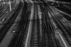 Schwarzweißaufnahme zahlreicher Gleise mit Weichen und Signalen