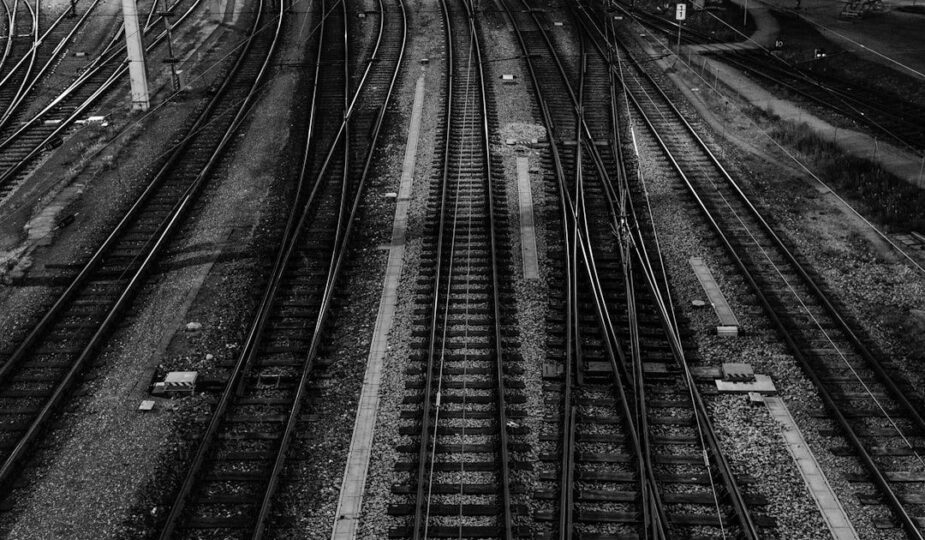 Schwarzweißaufnahme zahlreicher Gleise mit Weichen und Signalen